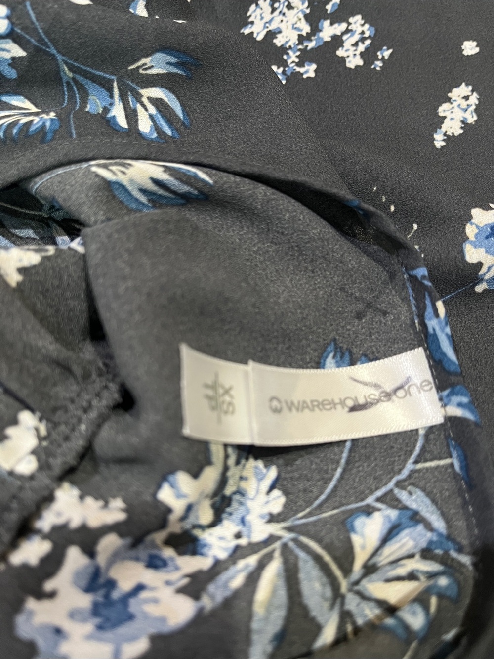Sleeveless Grey Floral V-Neck Blouse - Warehouse One - Defects in Pictures!!! - Picture 2 of 3